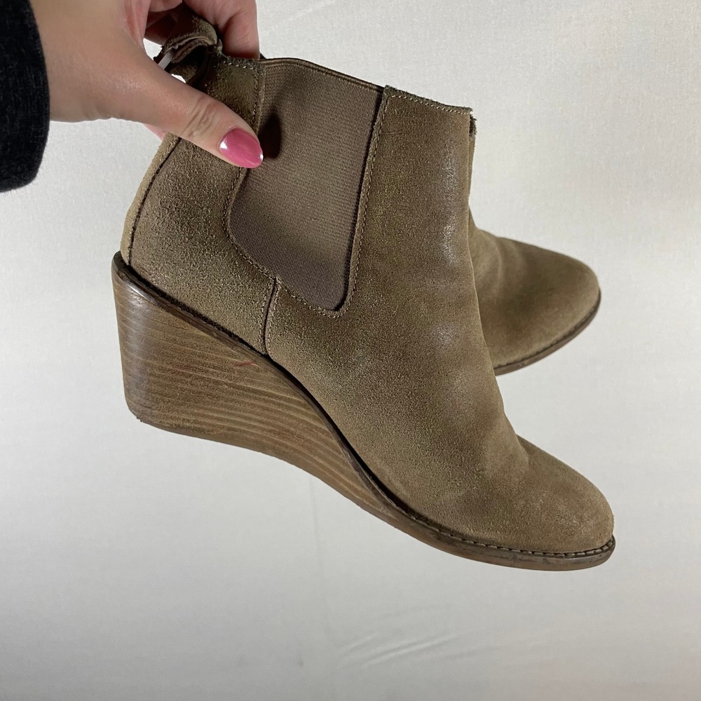 Lucky Brand Pallet Tan Suede Wedge Chelsea Ankle Booties - Size 37.5 - Picture 4 of 7